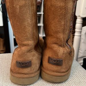 UGG KIDS SIZE US 4